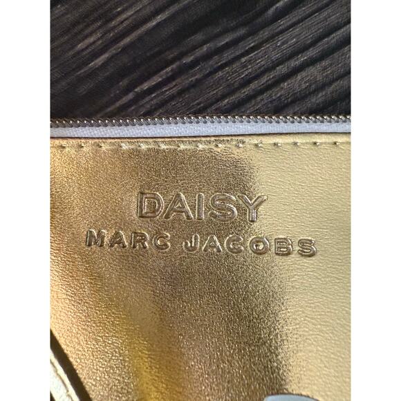 Marc Jacobs Daisy Gold Perfume Cosmetic Bag with Daisy Charm - Picture 6 of 7